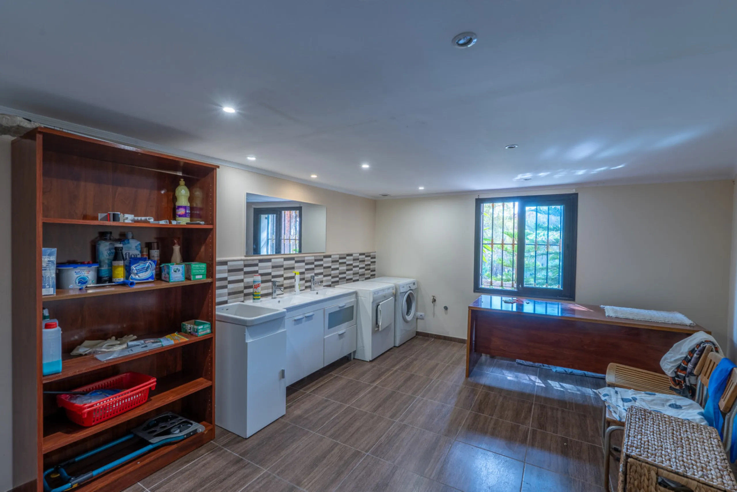 8 bedrooms | 9 bathrooms | Private plot of 1,358 m² | Gated community with 24-hour security