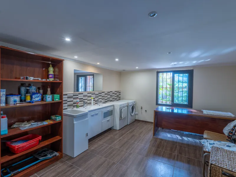 8 bedrooms | 9 bathrooms | Private plot of 1,358 m² | Gated community with 24-hour security