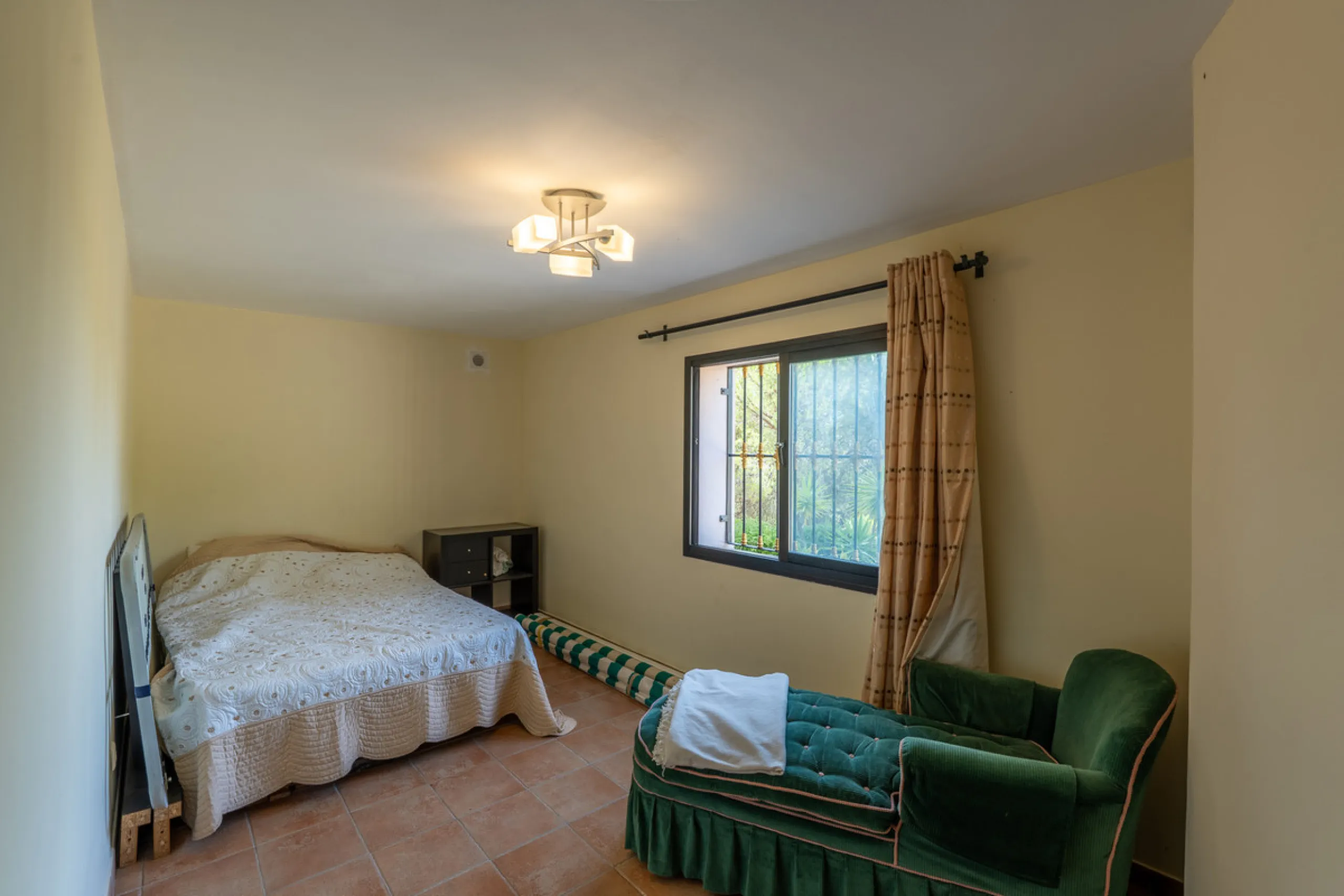 8 bedrooms | 9 bathrooms | Private plot of 1,358 m² | Gated community with 24-hour security