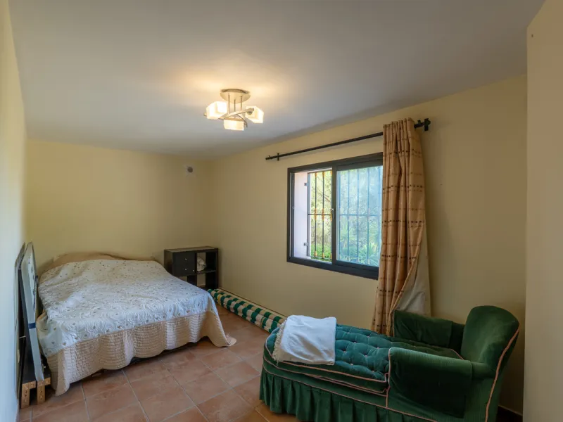 8 bedrooms | 9 bathrooms | Private plot of 1,358 m² | Gated community with 24-hour security