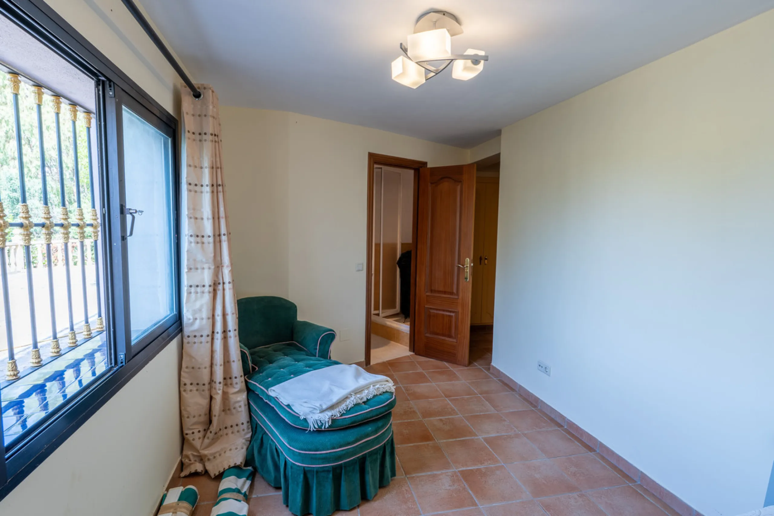 8 bedrooms | 9 bathrooms | Private plot of 1,358 m² | Gated community with 24-hour security