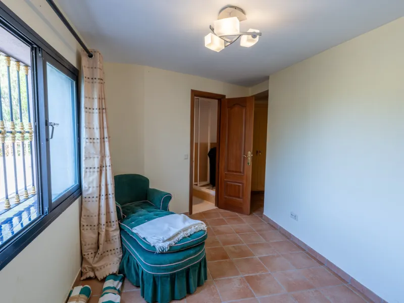 8 bedrooms | 9 bathrooms | Private plot of 1,358 m² | Gated community with 24-hour security