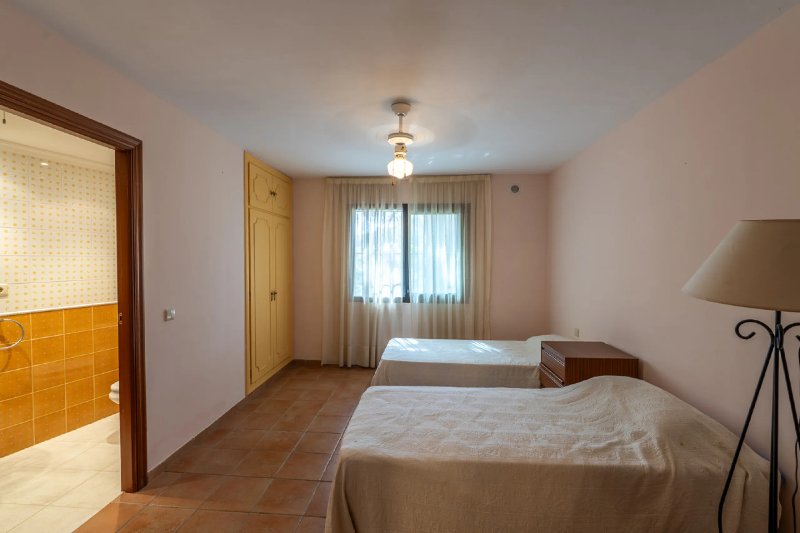 8 bedrooms | 9 bathrooms | Private plot of 1,358 m² | Gated community with 24-hour security