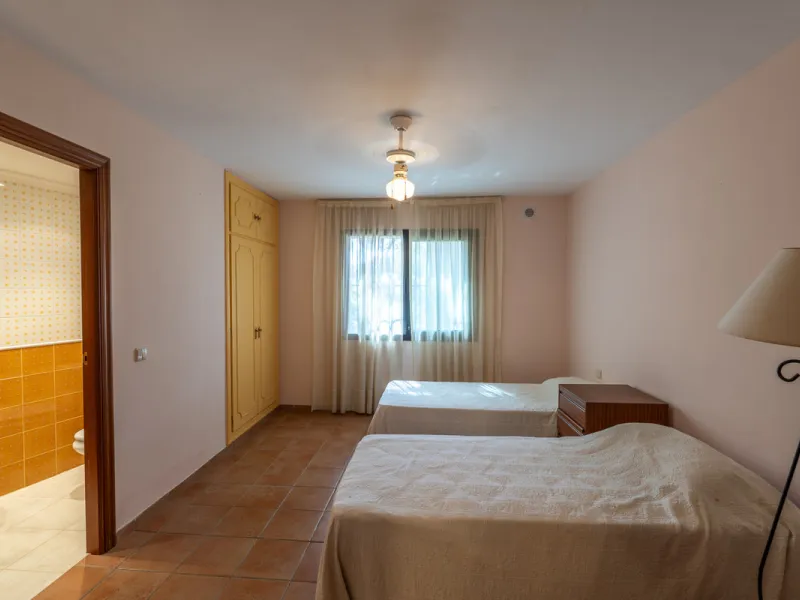 8 bedrooms | 9 bathrooms | Private plot of 1,358 m² | Gated community with 24-hour security