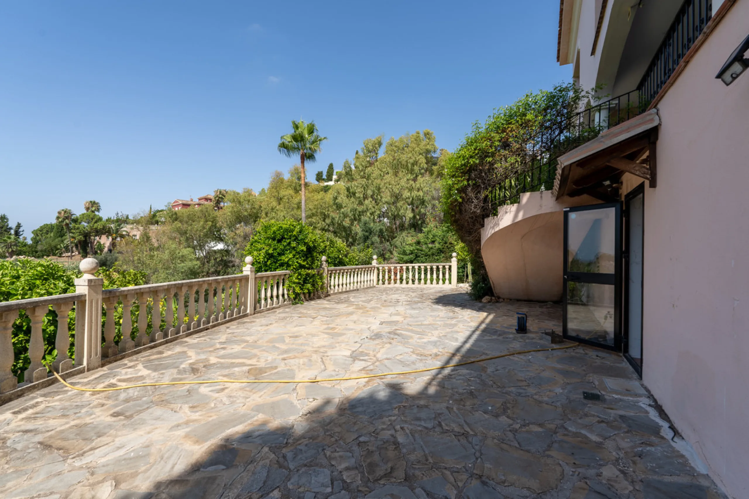 8 bedrooms | 9 bathrooms | Private plot of 1,358 m² | Gated community with 24-hour security