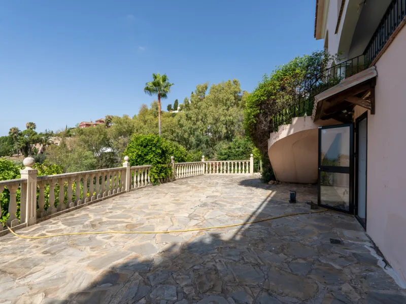 8 bedrooms | 9 bathrooms | Private plot of 1,358 m² | Gated community with 24-hour security