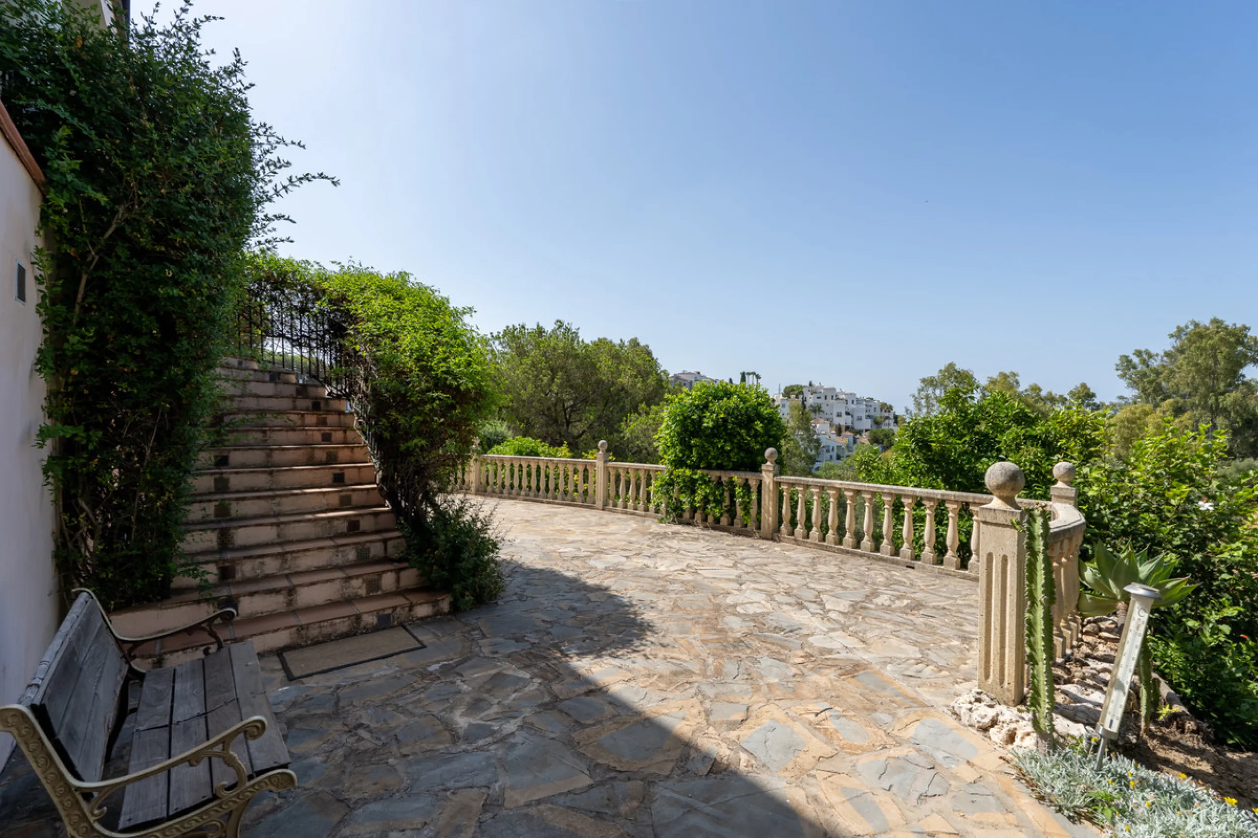 8 bedrooms | 9 bathrooms | Private plot of 1,358 m² | Gated community with 24-hour security