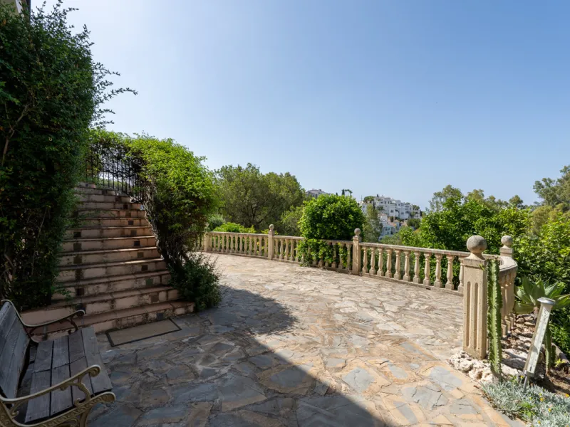 8 bedrooms | 9 bathrooms | Private plot of 1,358 m² | Gated community with 24-hour security