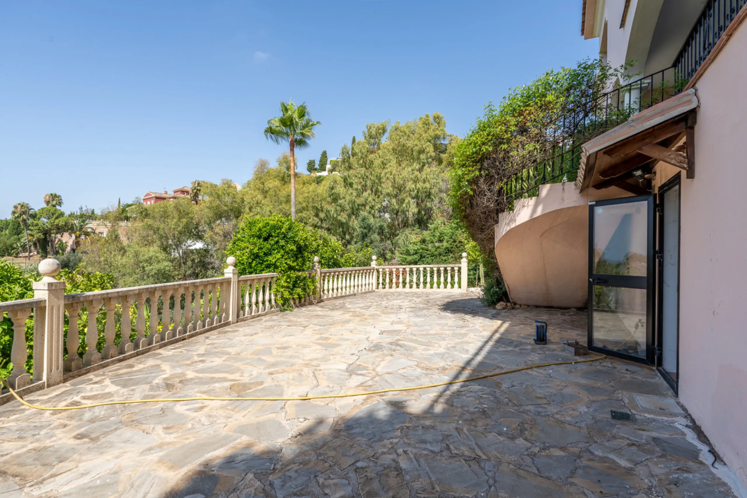 8 bedrooms | 9 bathrooms | Private plot of 1,358 m² | Gated community with 24-hour security