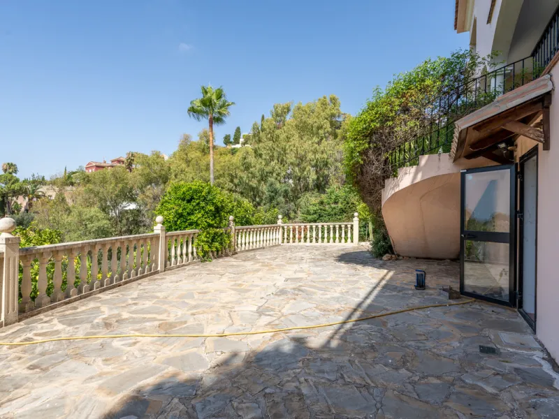 8 bedrooms | 9 bathrooms | Private plot of 1,358 m² | Gated community with 24-hour security