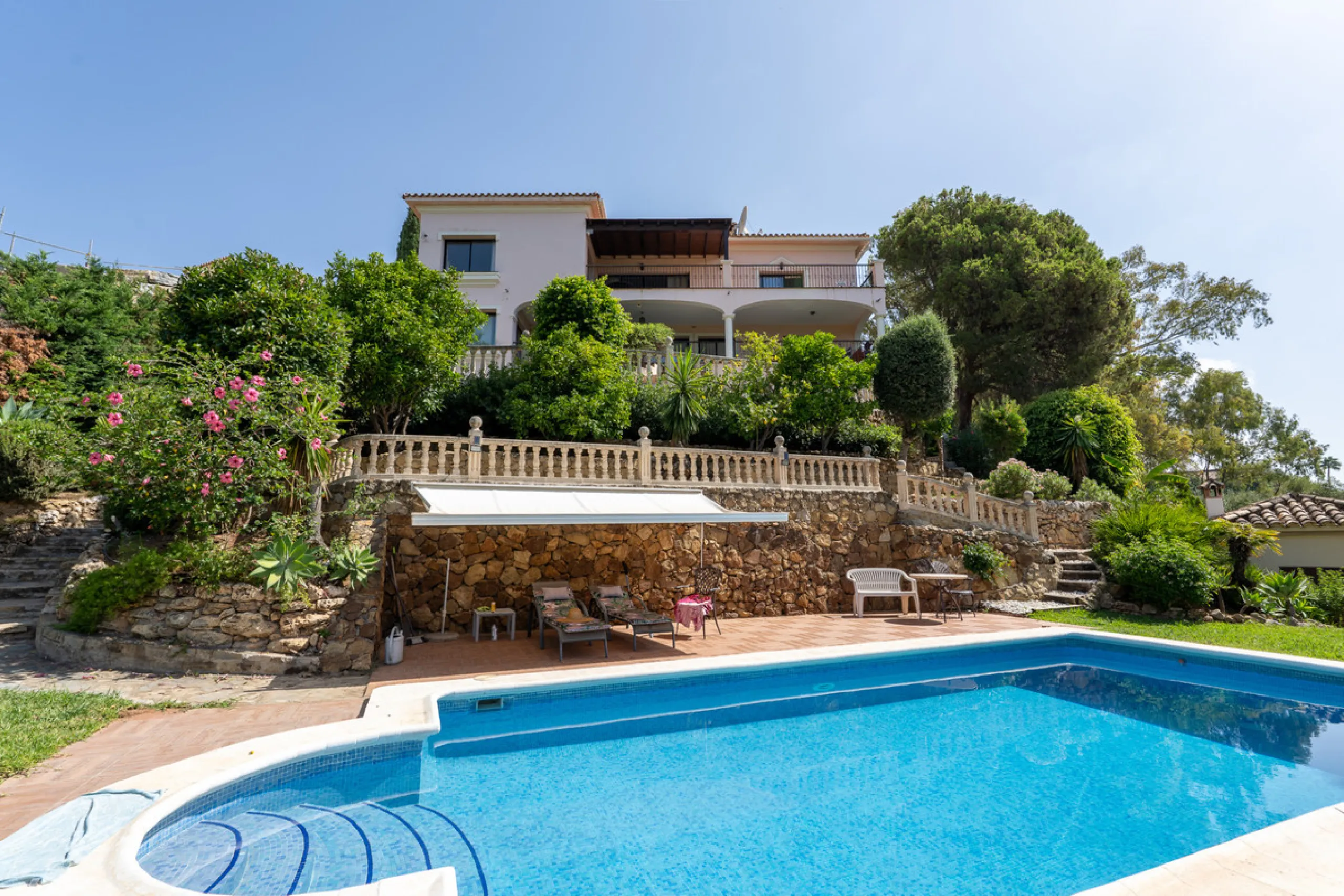 8 bedrooms | 9 bathrooms | Private plot of 1,358 m² | Gated community with 24-hour security