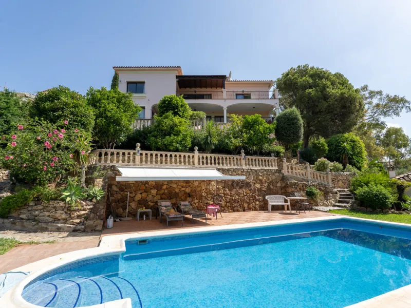 8 bedrooms | 9 bathrooms | Private plot of 1,358 m² | Gated community with 24-hour security