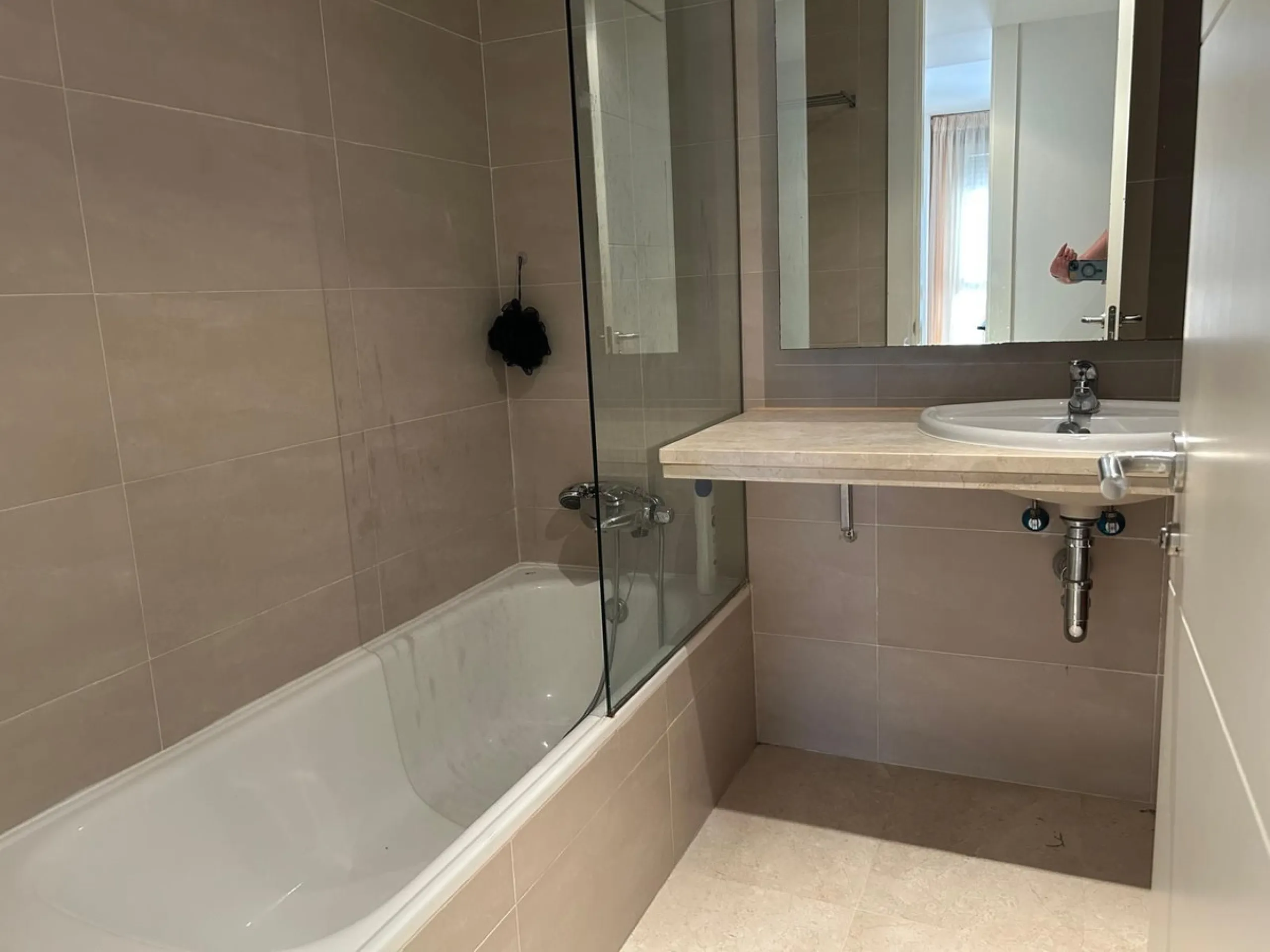 Discover this exclusive 3-bedroom, 3-bathroom apartment (one ensuite) with two parking spaces and a storage room included in the price. Enjoy breathtaking panoramic sea views that will captivate you at first sight. Designed for those seeking comfort and e
