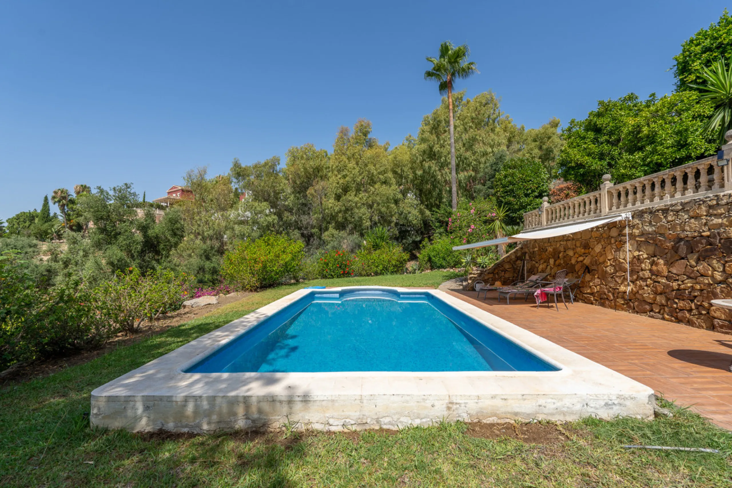 8 bedrooms | 9 bathrooms | Private plot of 1,358 m² | Gated community with 24-hour security