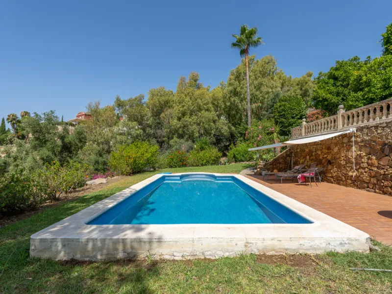 8 bedrooms | 9 bathrooms | Private plot of 1,358 m² | Gated community with 24-hour security