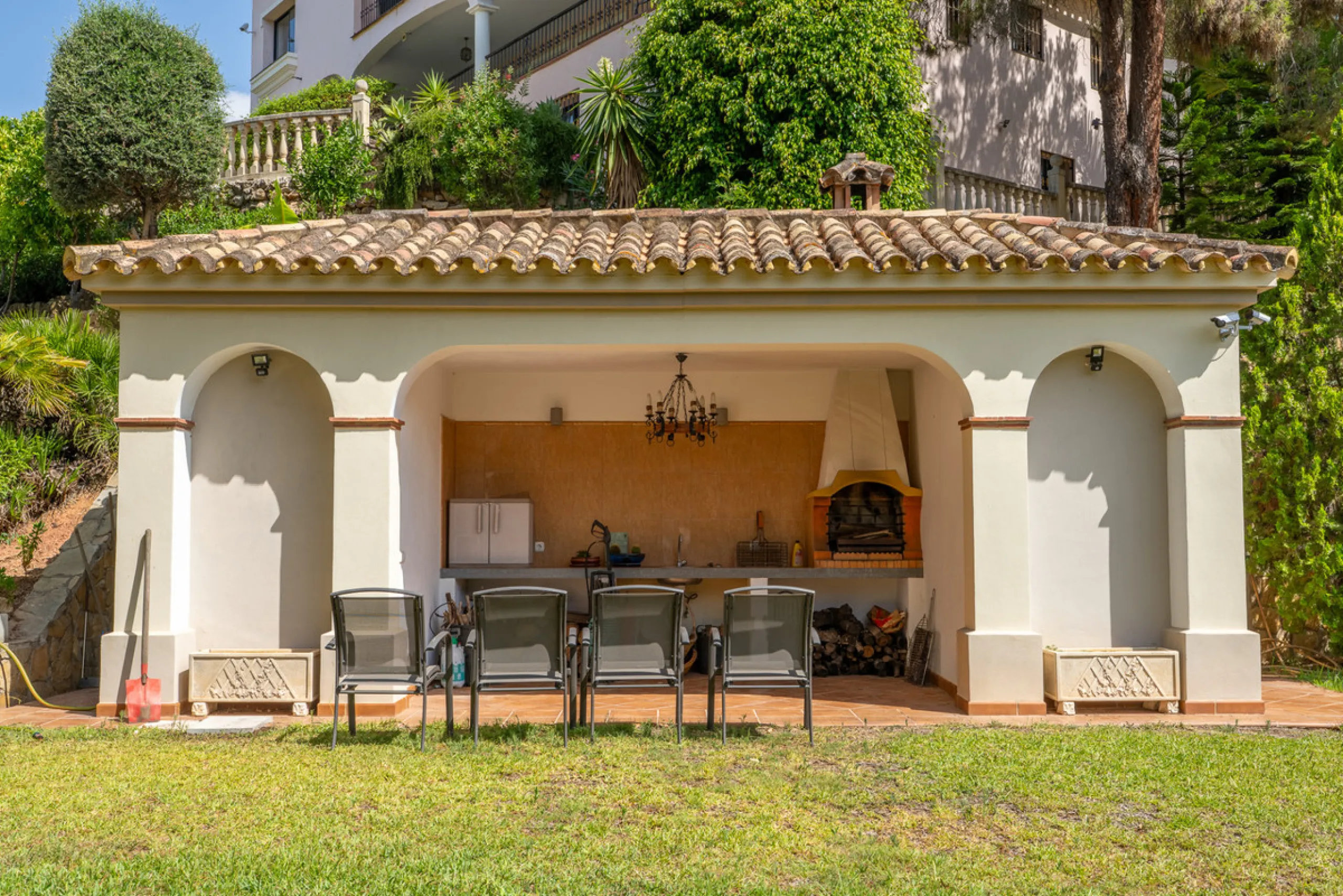 8 bedrooms | 9 bathrooms | Private plot of 1,358 m² | Gated community with 24-hour security