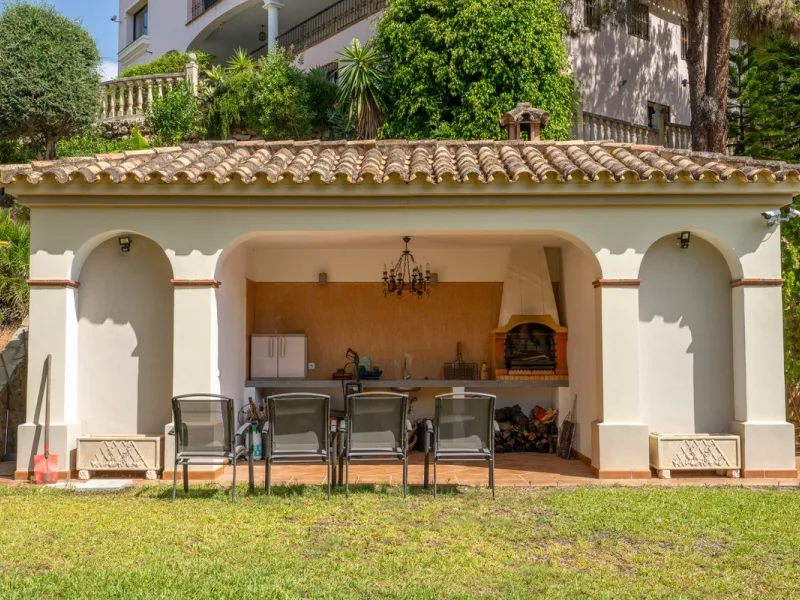 8 bedrooms | 9 bathrooms | Private plot of 1,358 m² | Gated community with 24-hour security