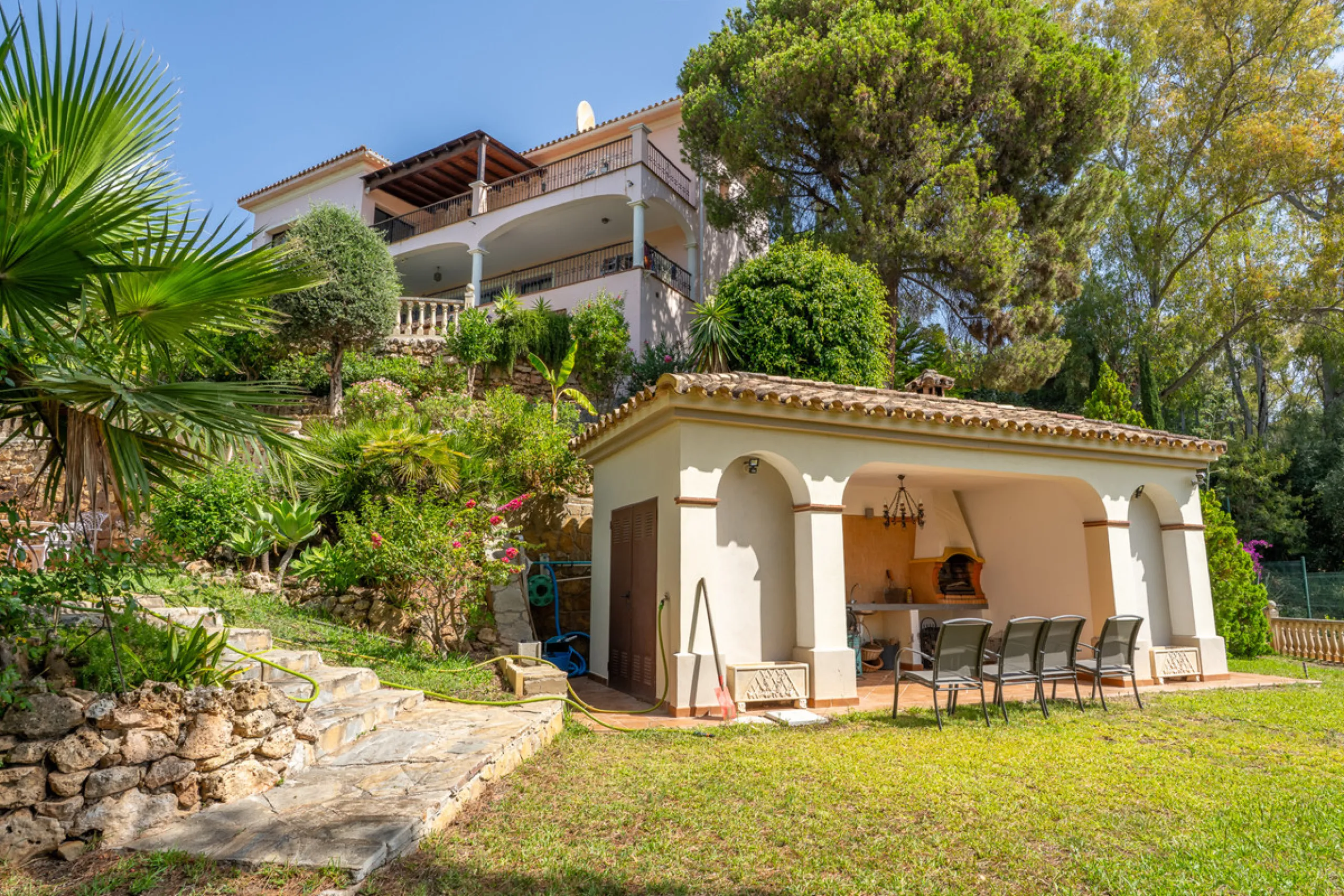 8 bedrooms | 9 bathrooms | Private plot of 1,358 m² | Gated community with 24-hour security
