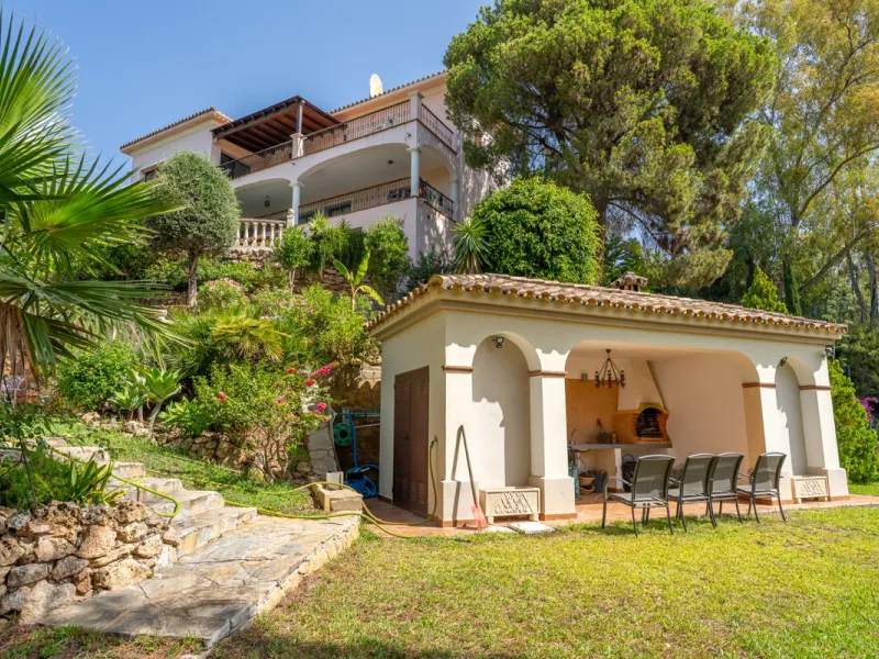 8 bedrooms | 9 bathrooms | Private plot of 1,358 m² | Gated community with 24-hour security