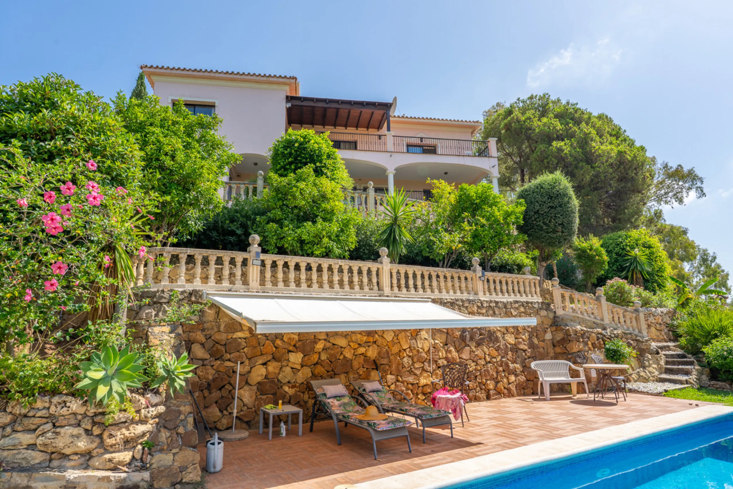 8 bedrooms | 9 bathrooms | Private plot of 1,358 m² | Gated community with 24-hour security