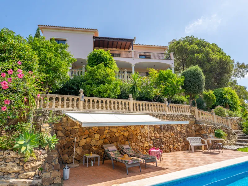 8 bedrooms | 9 bathrooms | Private plot of 1,358 m² | Gated community with 24-hour security