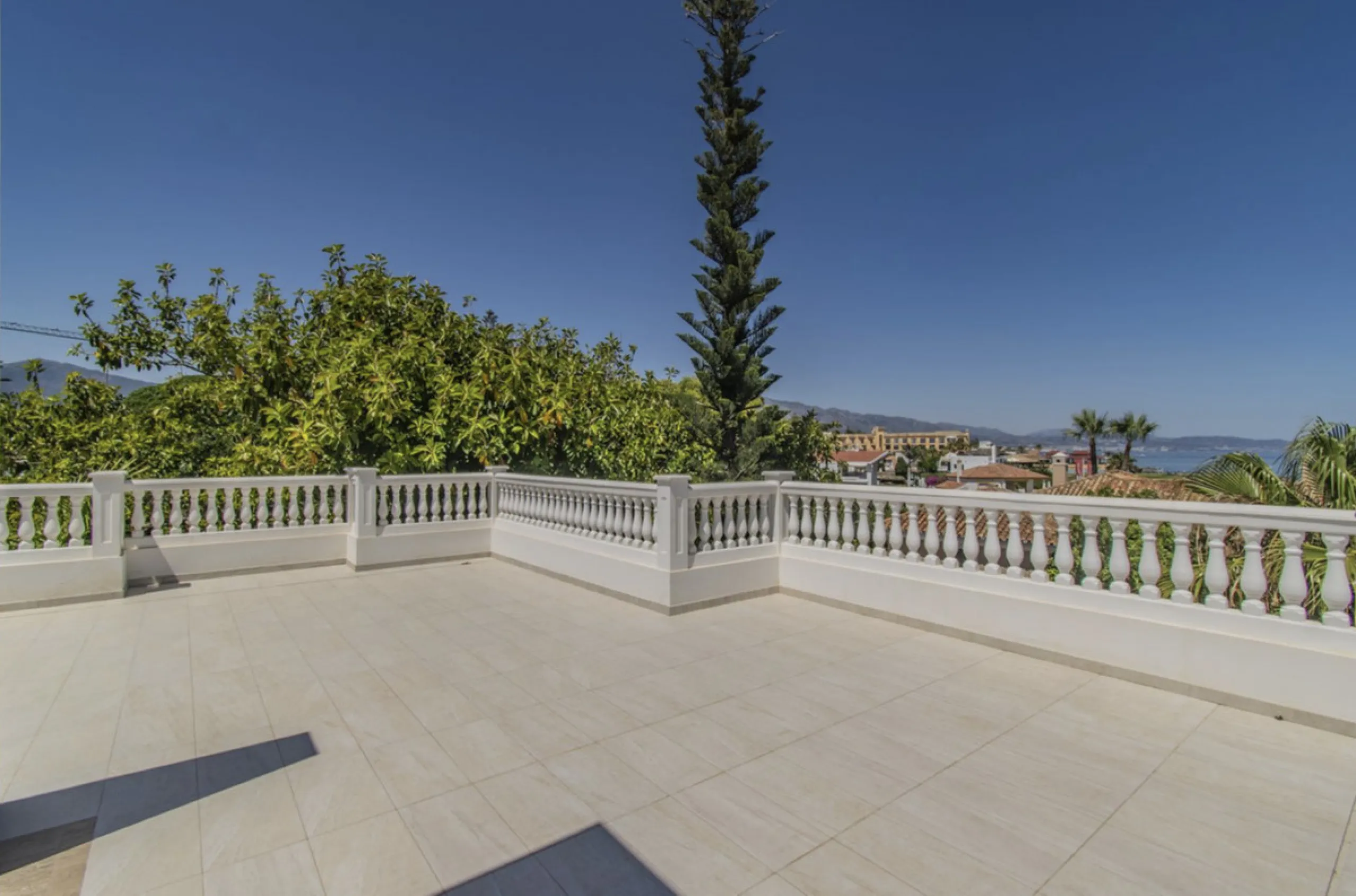 House - Detached Villa в продаже в Marbella, Málaga. В доме 6 спален и 9 ванных комнат. Площадь дома 613 м². Площадь участка 1986 м²