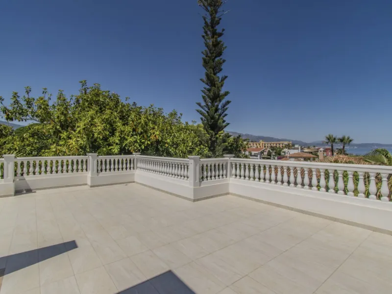This exquisite Andalusian-style villa is located in the prestigious and tranquil area of Casasola, just a short walk from the beach, offering the perfect blend of luxury, privacy, and comfort. Set on a 2,043 m² plot, the villa spans 1,050 m² of built area