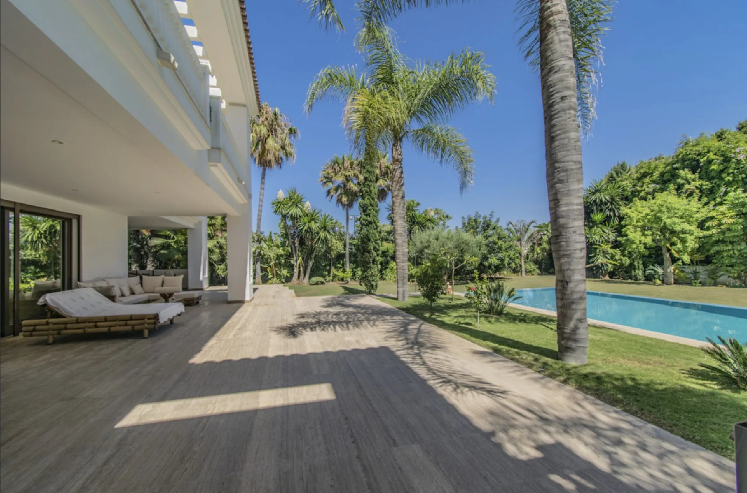 House - Detached Villa в продаже в Marbella, Málaga. В доме 6 спален и 9 ванных комнат. Площадь дома 613 м². Площадь участка 1986 м²