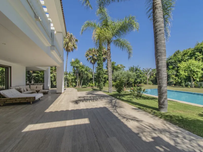 House - Detached Villa в продаже в Marbella, Málaga. В доме 6 спален и 9 ванных комнат. Площадь дома 613 м². Площадь участка 1986 м²