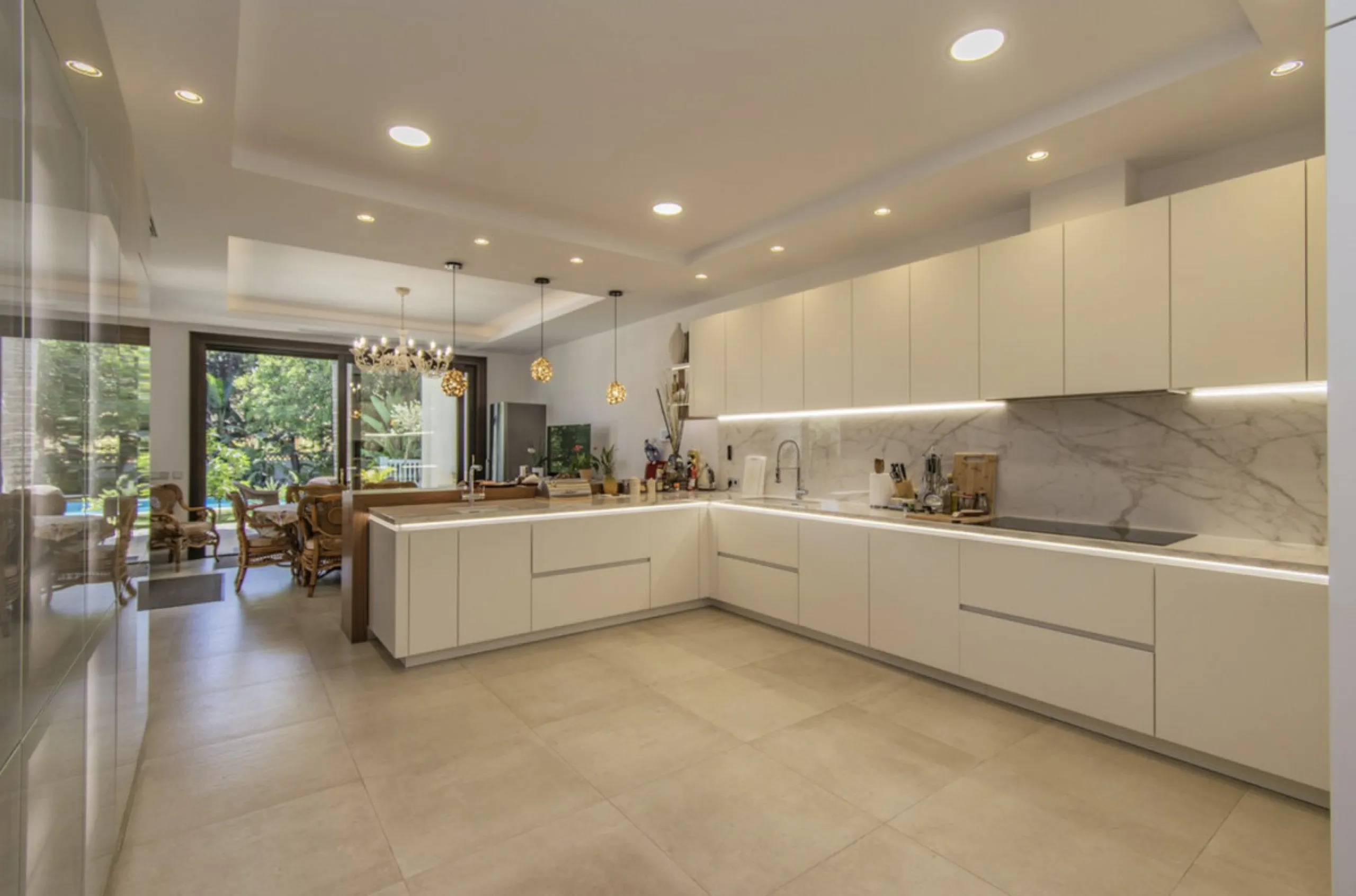 House - Detached Villa в продаже в Marbella, Málaga. В доме 6 спален и 9 ванных комнат. Площадь дома 613 м². Площадь участка 1986 м²
