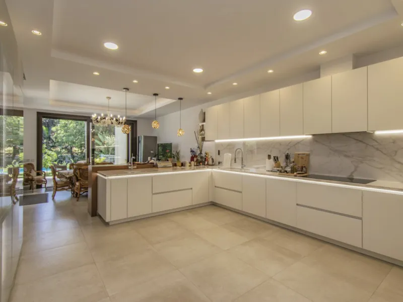 House - Detached Villa в продаже в Marbella, Málaga. В доме 6 спален и 9 ванных комнат. Площадь дома 613 м². Площадь участка 1986 м²