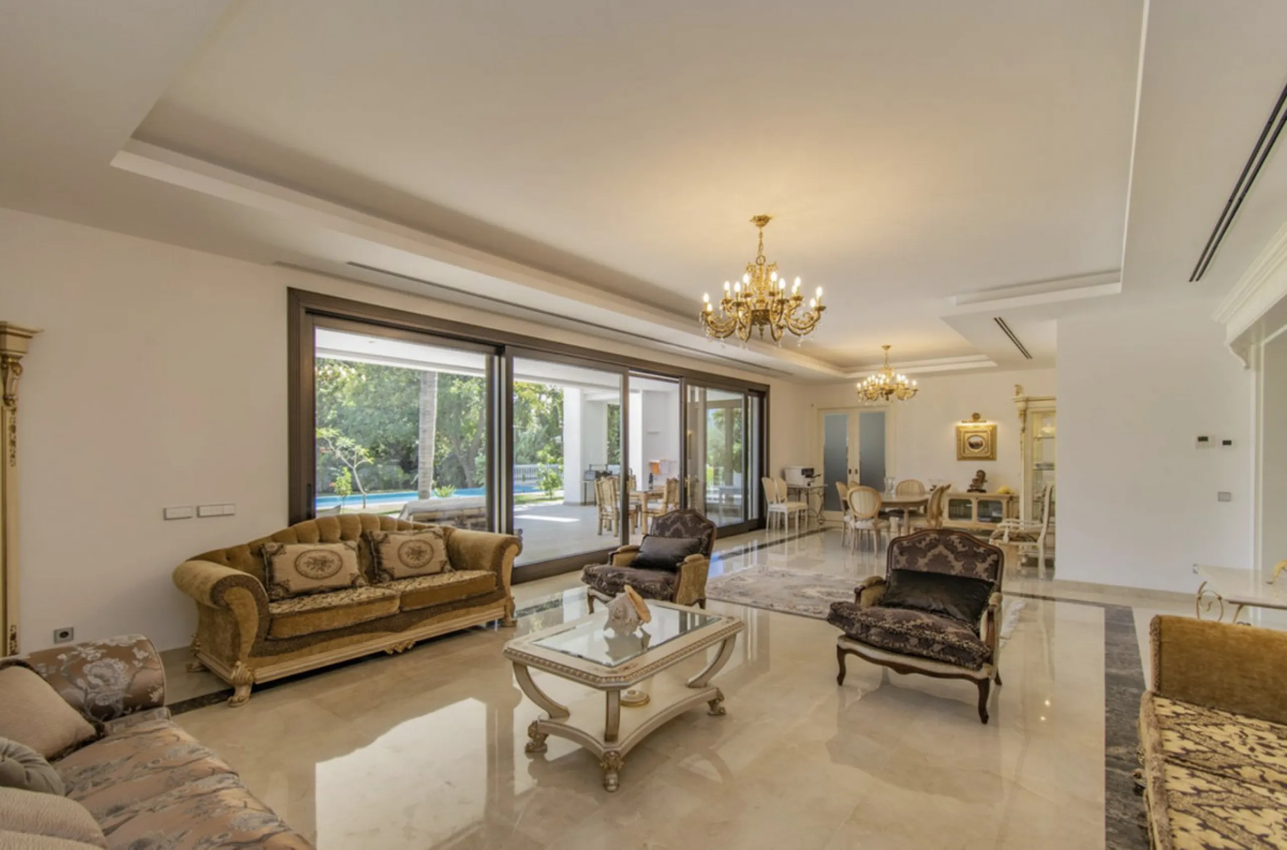 House - Detached Villa в продаже в Marbella, Málaga. В доме 6 спален и 9 ванных комнат. Площадь дома 613 м². Площадь участка 1986 м²