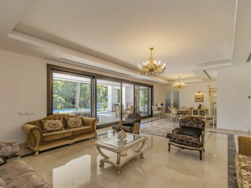 House - Detached Villa в продаже в Marbella, Málaga. В доме 6 спален и 9 ванных комнат. Площадь дома 613 м². Площадь участка 1986 м²