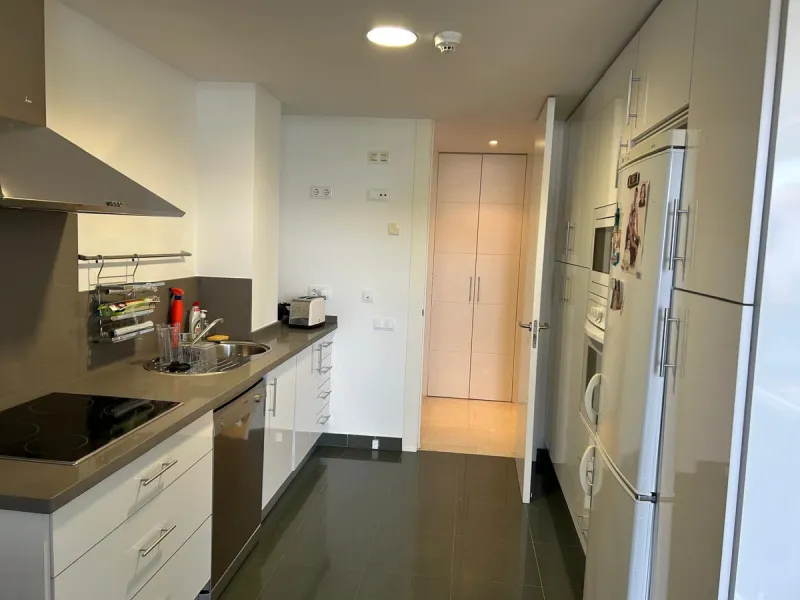 Discover this exclusive 3-bedroom, 3-bathroom apartment (one ensuite) with two parking spaces and a storage room included in the price. Enjoy breathtaking panoramic sea views that will captivate you at first sight. Designed for those seeking comfort and e