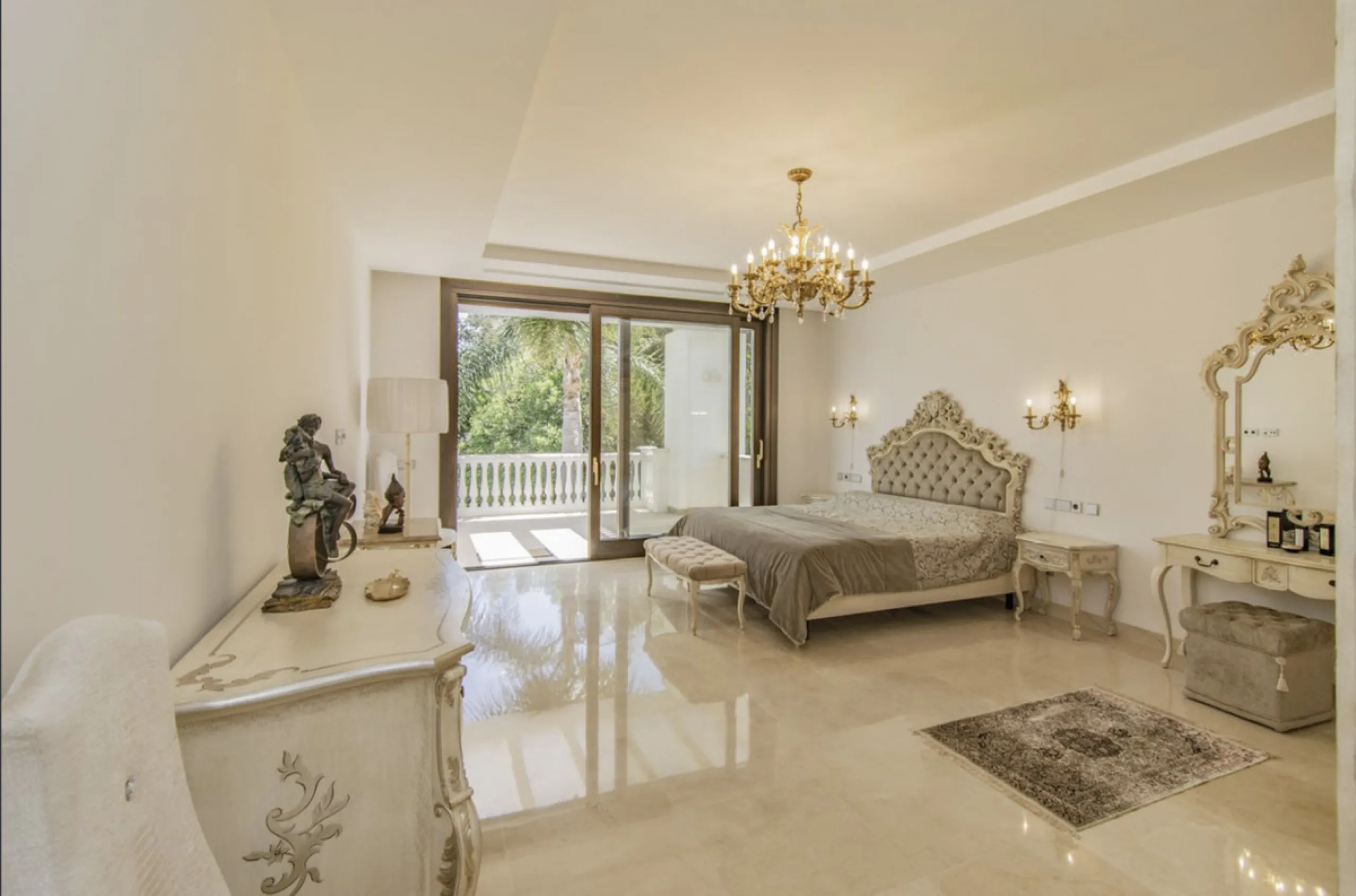 House - Detached Villa в продаже в Marbella, Málaga. В доме 6 спален и 9 ванных комнат. Площадь дома 613 м². Площадь участка 1986 м²