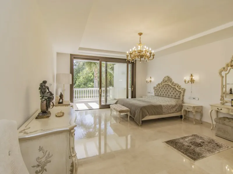 House - Detached Villa в продаже в Marbella, Málaga. В доме 6 спален и 9 ванных комнат. Площадь дома 613 м². Площадь участка 1986 м²