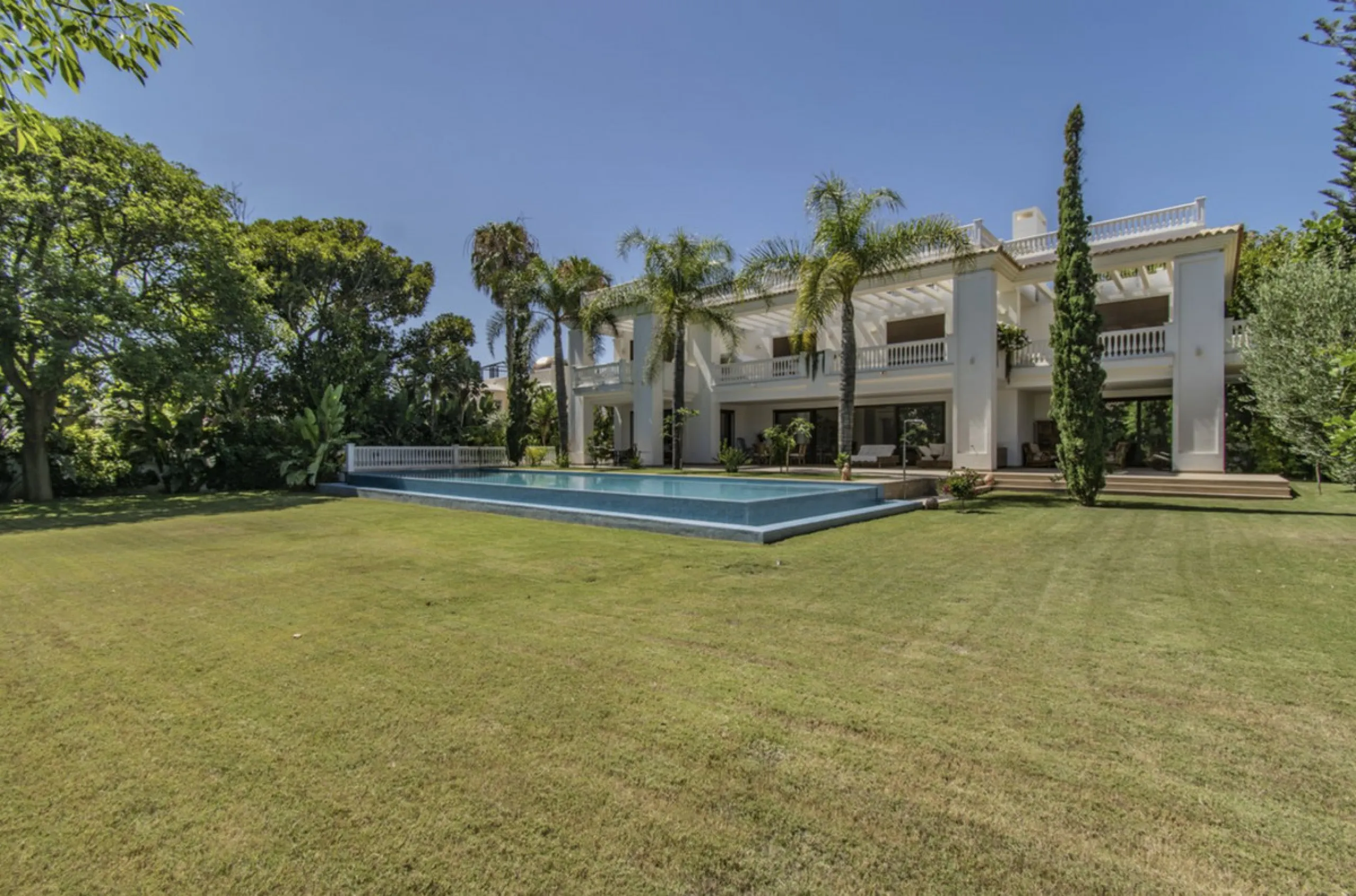 House - Detached Villa в продаже в Marbella, Málaga. В доме 6 спален и 9 ванных комнат. Площадь дома 613 м². Площадь участка 1986 м²