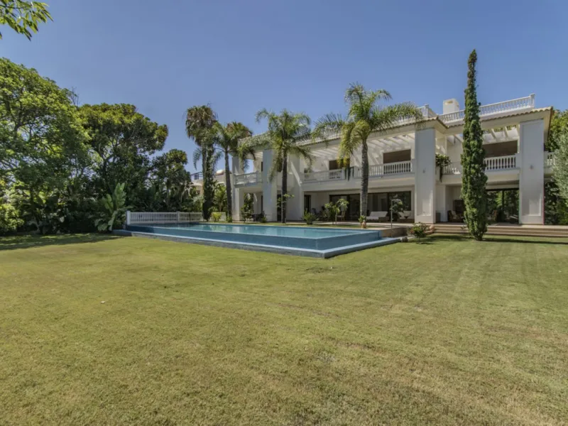 House - Detached Villa в продаже в Marbella, Málaga. В доме 6 спален и 9 ванных комнат. Площадь дома 613 м². Площадь участка 1986 м²