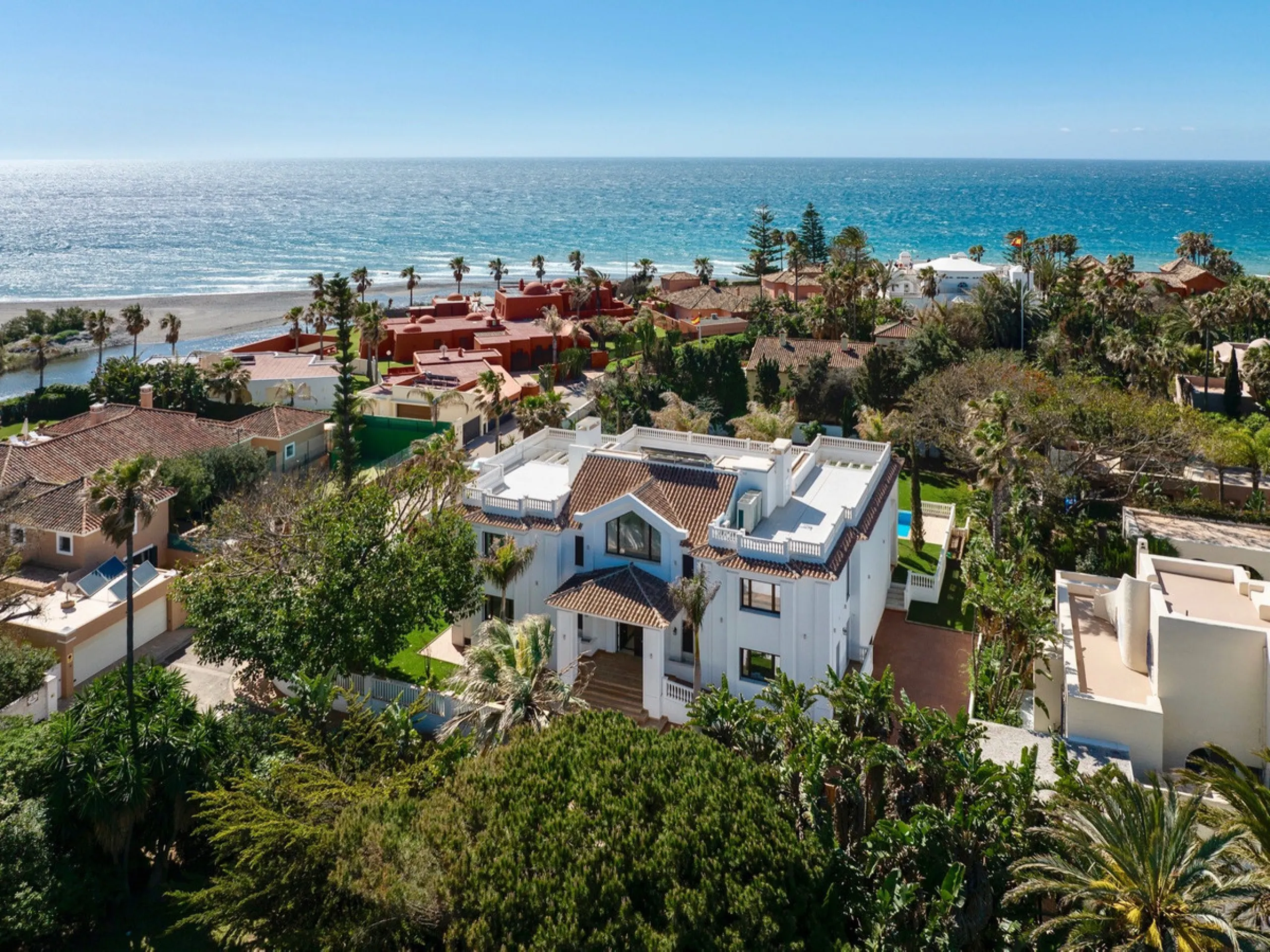 House - Detached Villa в продаже в Marbella, Málaga. В доме 6 спален и 9 ванных комнат. Площадь дома 613 м². Площадь участка 1986 м²