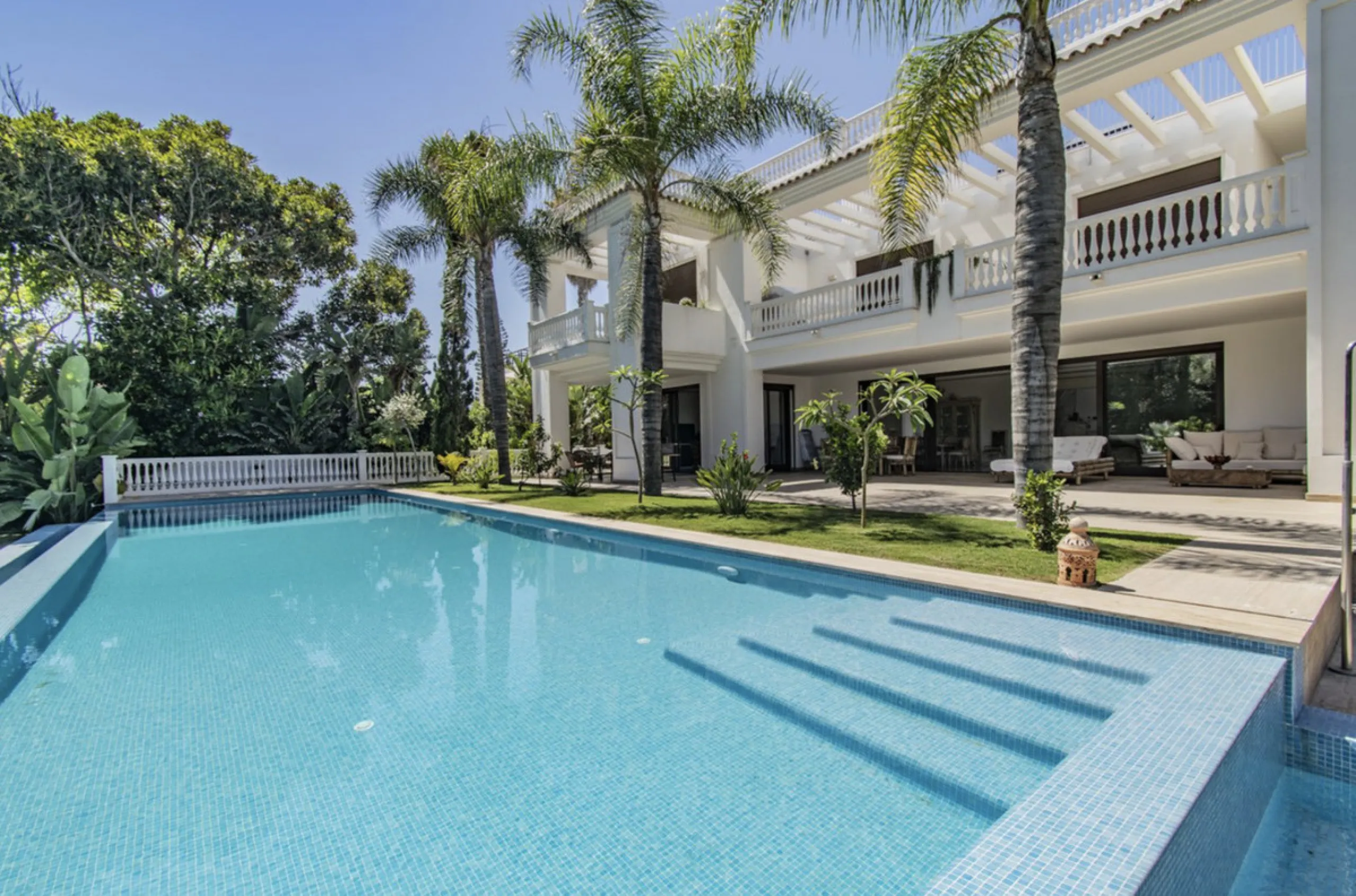 House - Detached Villa в продаже в Marbella, Málaga. В доме 6 спален и 9 ванных комнат. Площадь дома 613 м². Площадь участка 1986 м²