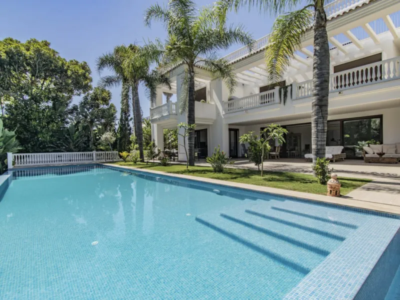 House - Detached Villa в продаже в Marbella, Málaga. В доме 6 спален и 9 ванных комнат. Площадь дома 613 м². Площадь участка 1986 м²