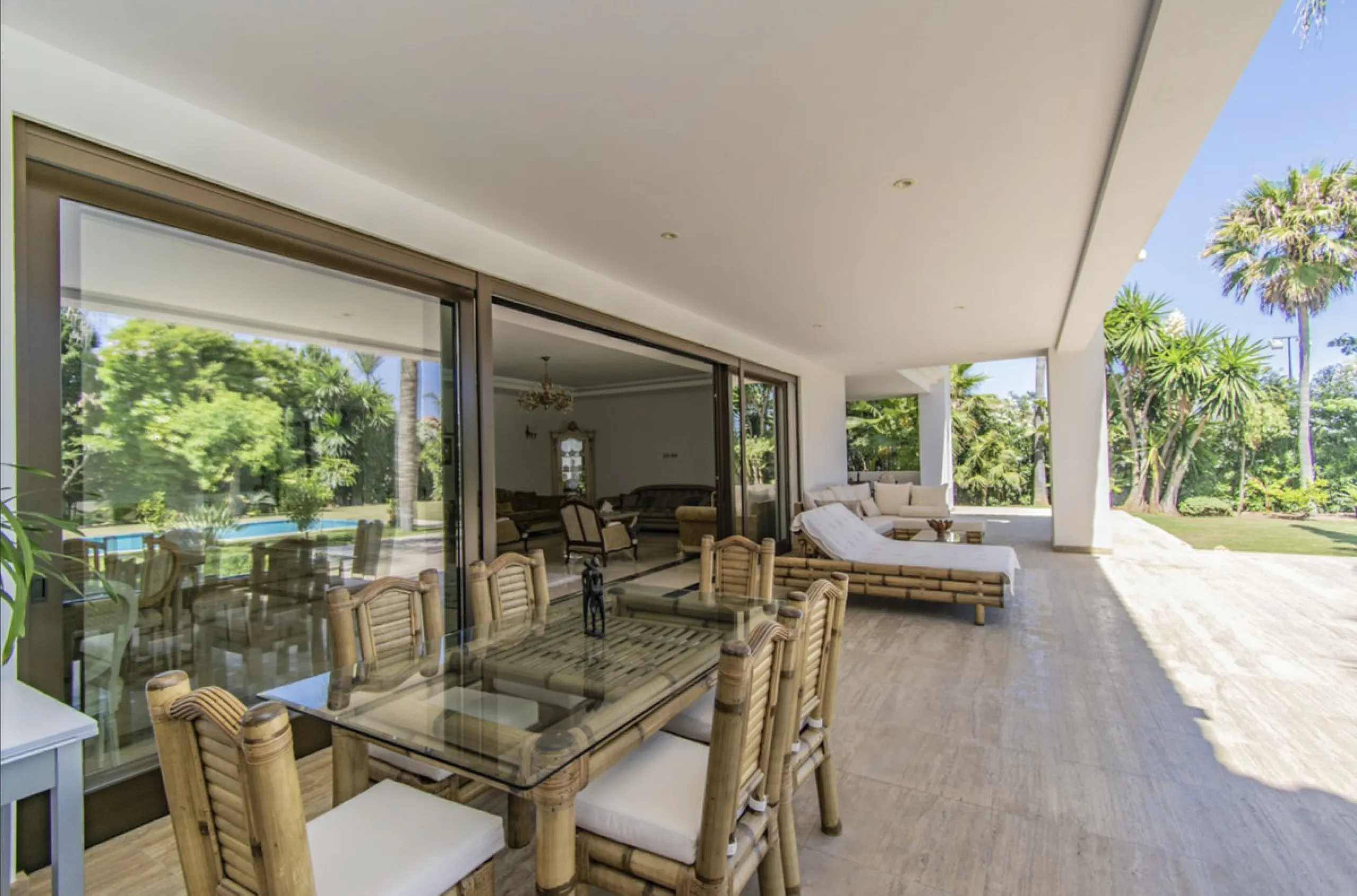 House - Detached Villa в продаже в Marbella, Málaga. В доме 6 спален и 9 ванных комнат. Площадь дома 613 м². Площадь участка 1986 м²