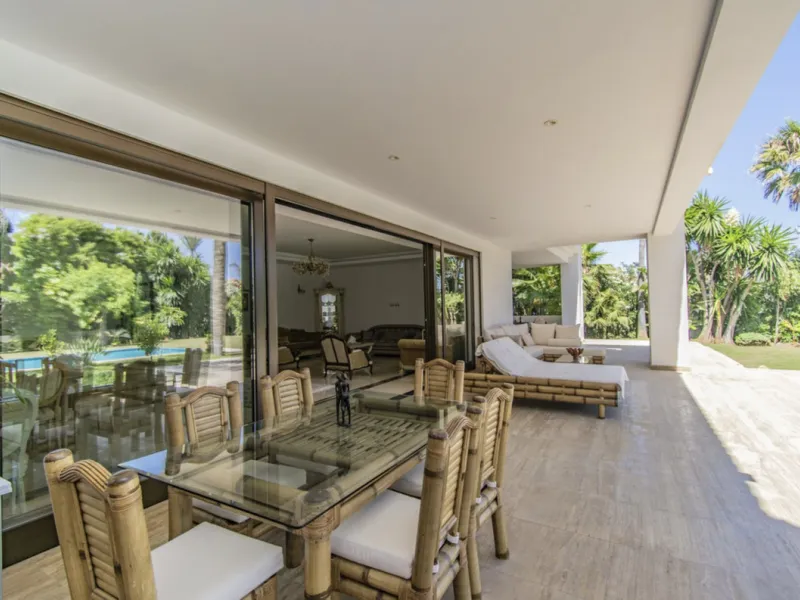 House - Detached Villa в продаже в Marbella, Málaga. В доме 6 спален и 9 ванных комнат. Площадь дома 613 м². Площадь участка 1986 м²