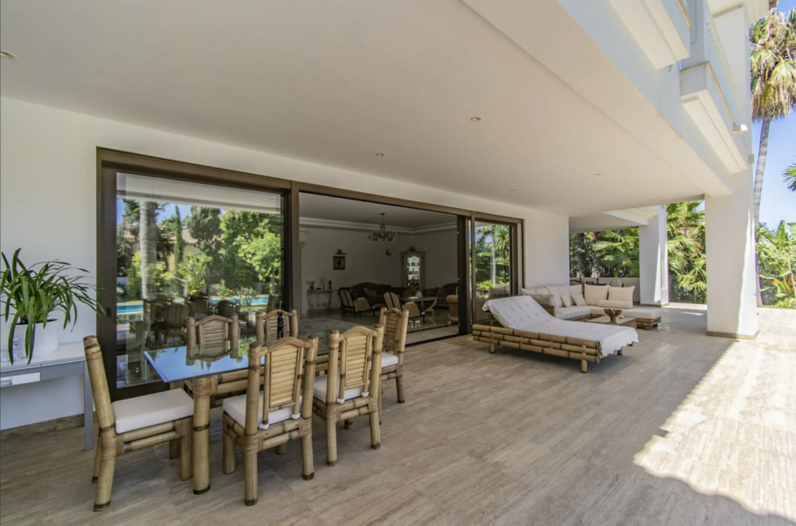 House - Detached Villa в продаже в Marbella, Málaga. В доме 6 спален и 9 ванных комнат. Площадь дома 613 м². Площадь участка 1986 м²