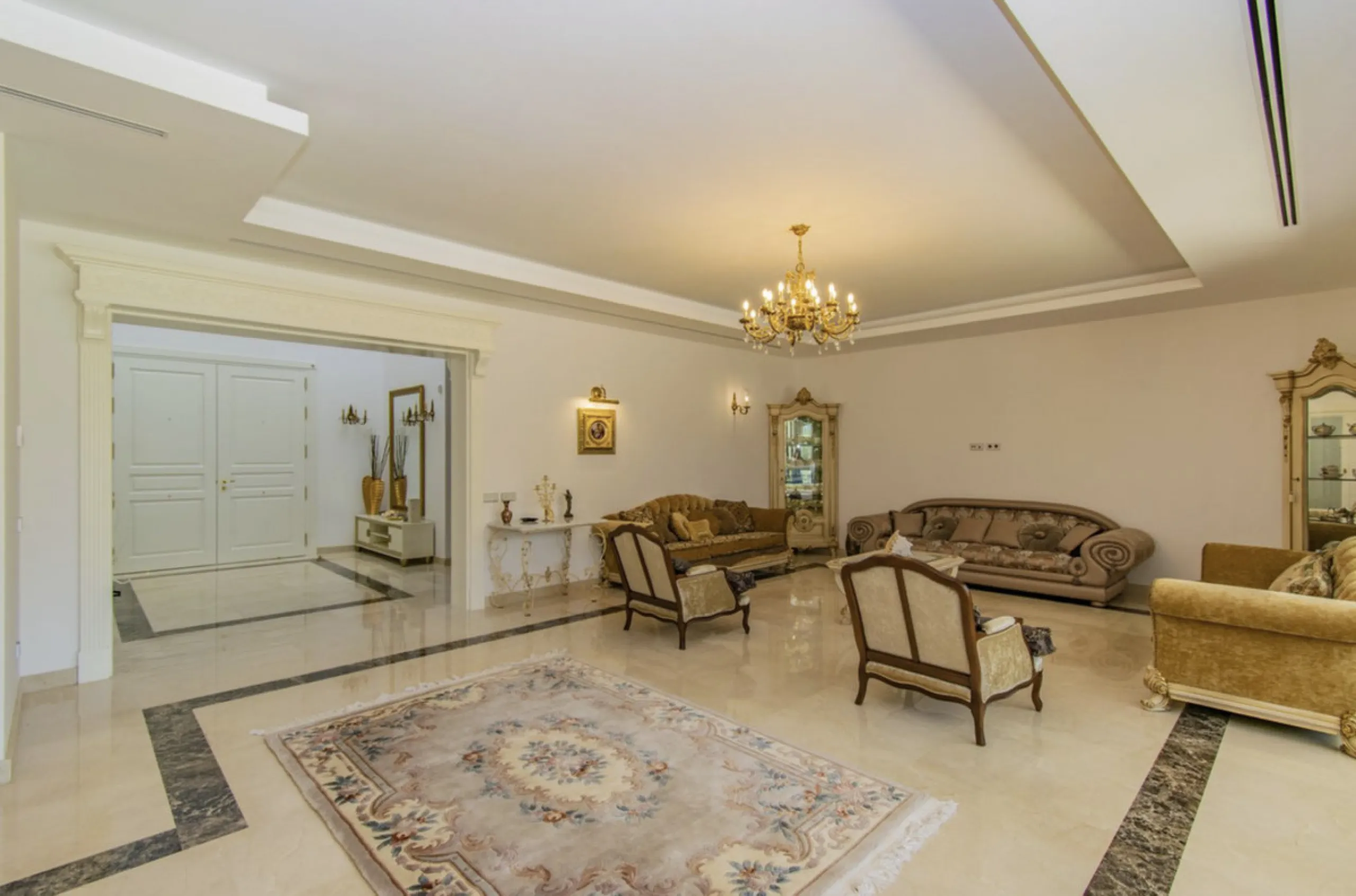 House - Detached Villa в продаже в Marbella, Málaga. В доме 6 спален и 9 ванных комнат. Площадь дома 613 м². Площадь участка 1986 м²