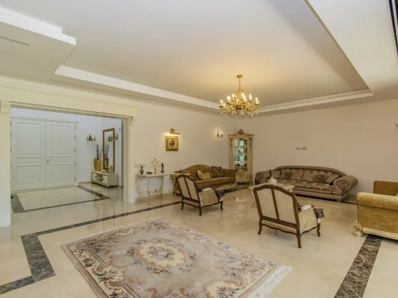 House - Detached Villa в продаже в Marbella, Málaga. В доме 6 спален и 9 ванных комнат. Площадь дома 613 м². Площадь участка 1986 м²
