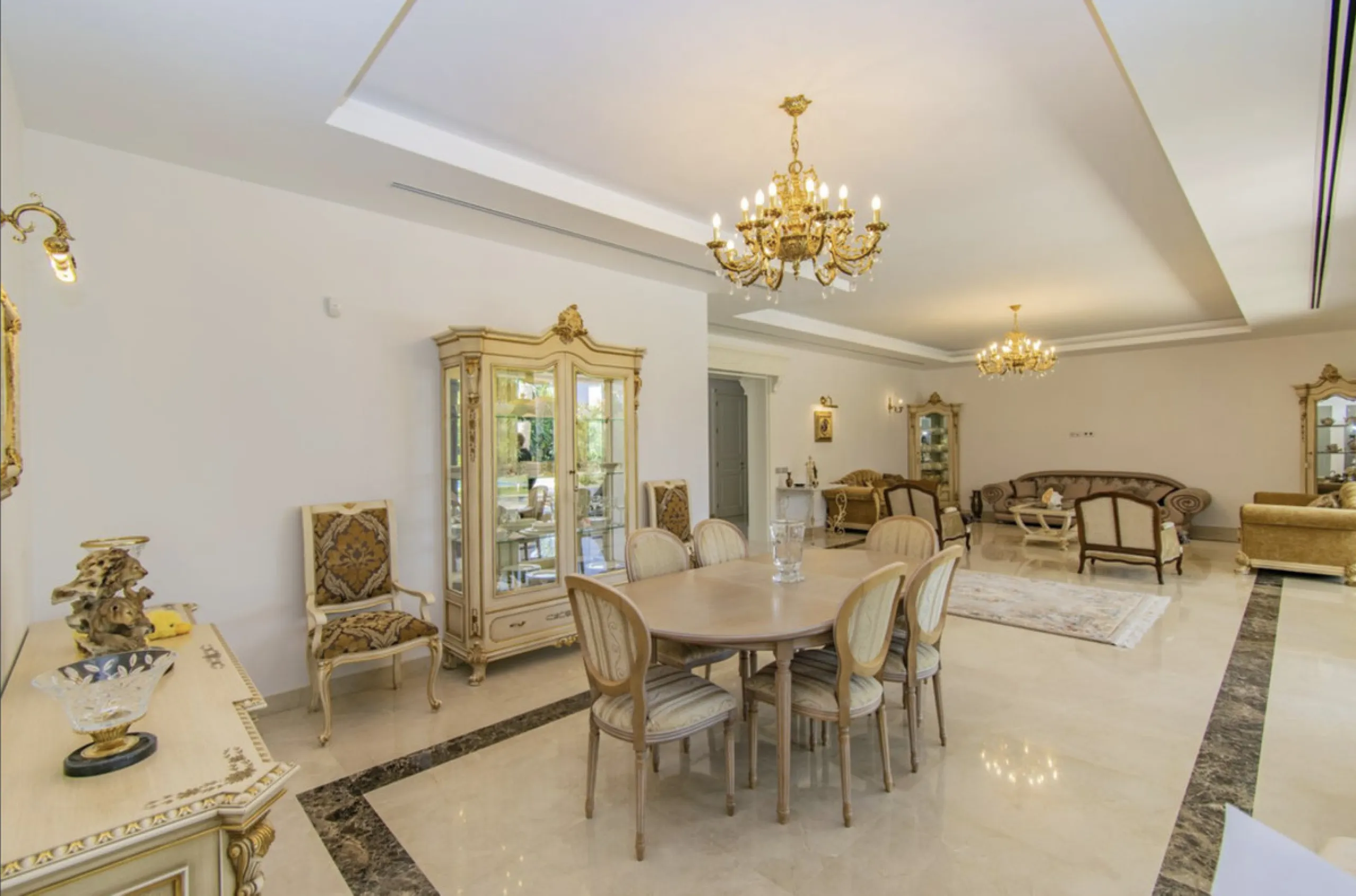 House - Detached Villa в продаже в Marbella, Málaga. В доме 6 спален и 9 ванных комнат. Площадь дома 613 м². Площадь участка 1986 м²