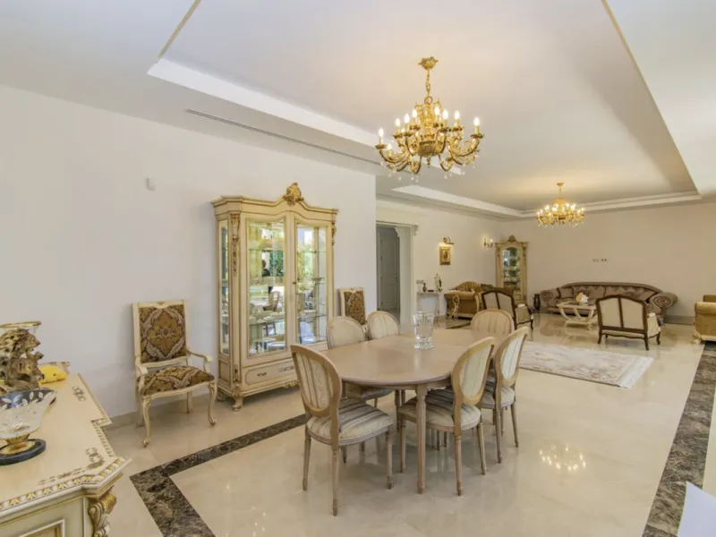 House - Detached Villa в продаже в Marbella, Málaga. В доме 6 спален и 9 ванных комнат. Площадь дома 613 м². Площадь участка 1986 м²