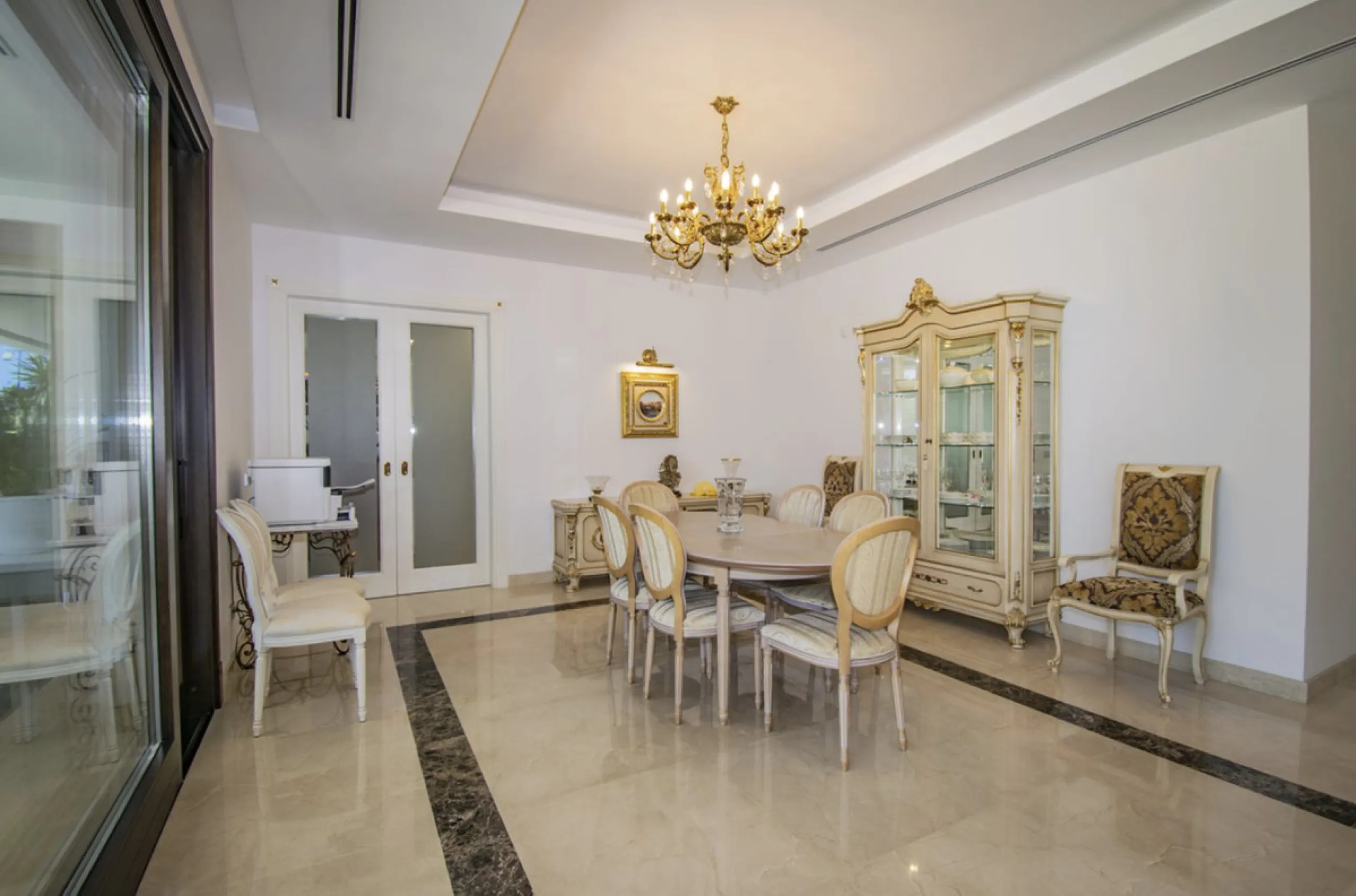 House - Detached Villa в продаже в Marbella, Málaga. В доме 6 спален и 9 ванных комнат. Площадь дома 613 м². Площадь участка 1986 м²
