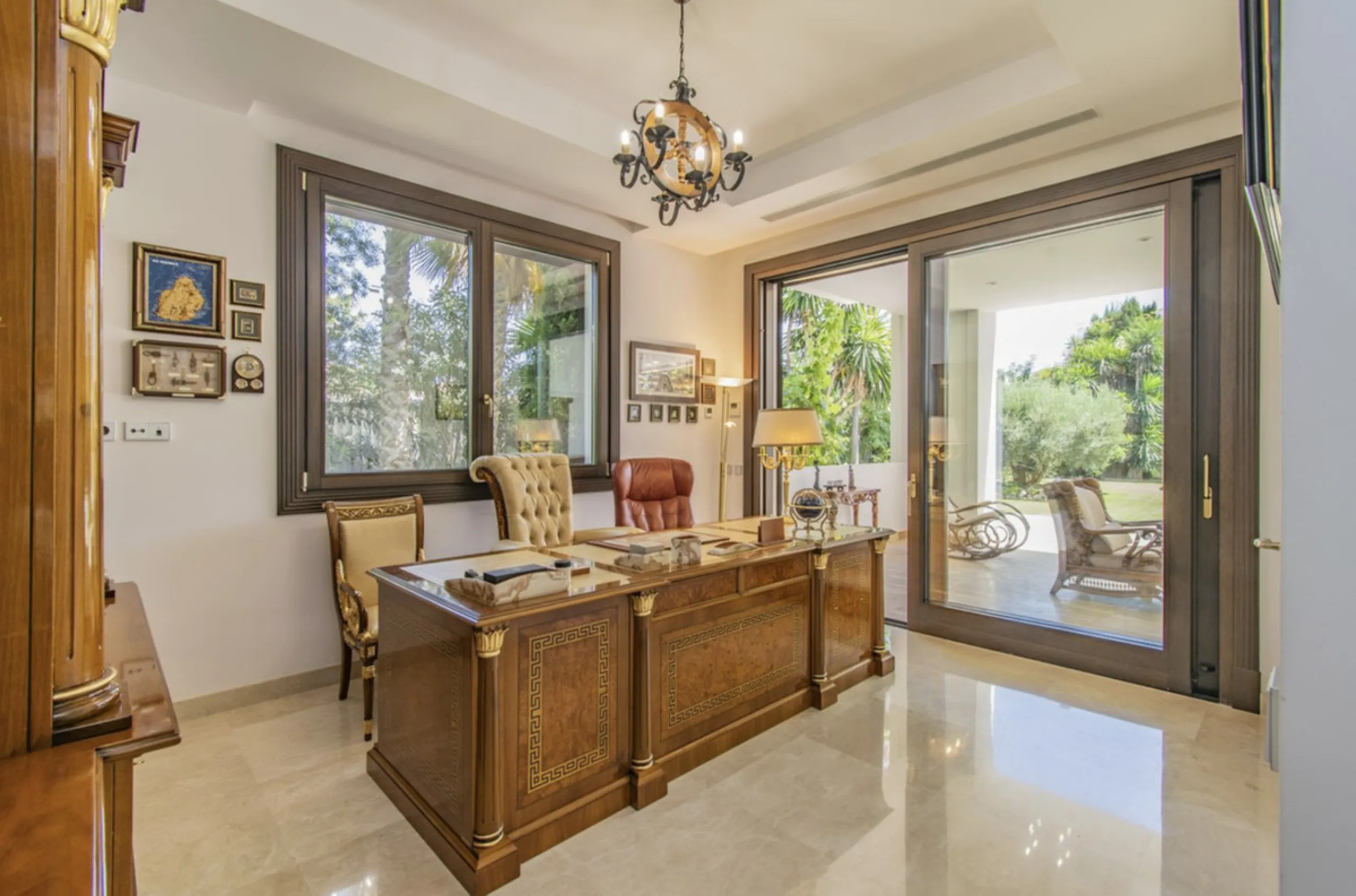 House - Detached Villa в продаже в Marbella, Málaga. В доме 6 спален и 9 ванных комнат. Площадь дома 613 м². Площадь участка 1986 м²